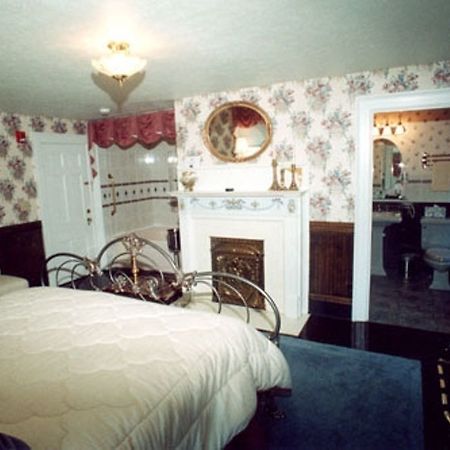 Julias Bed And Breakfast Hubbard Экстерьер фото