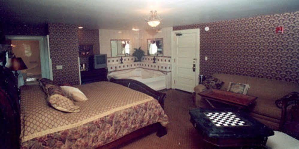 Julias Bed And Breakfast Hubbard Экстерьер фото