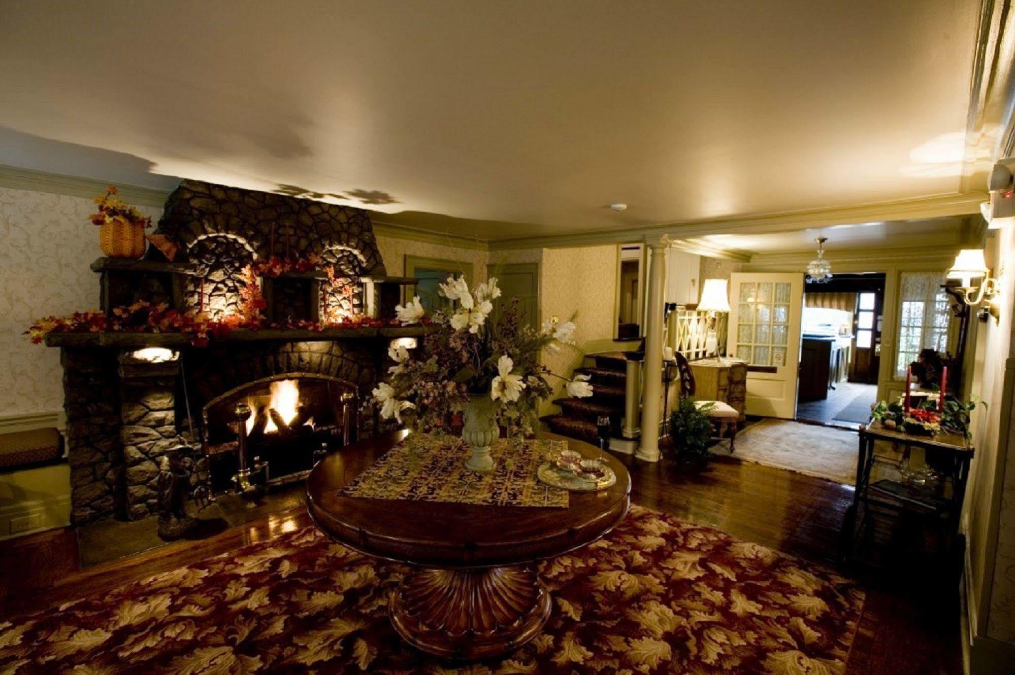 Julias Bed And Breakfast Hubbard Экстерьер фото