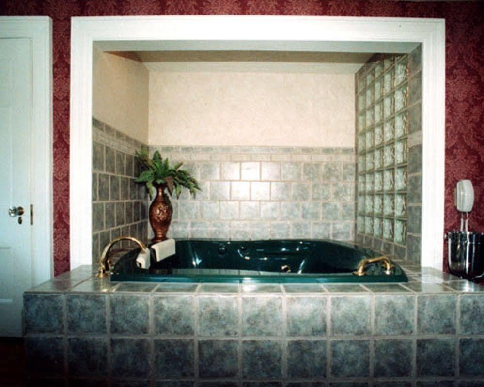 Julias Bed And Breakfast Hubbard Экстерьер фото